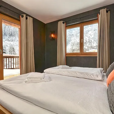Zell Spacious And Warm Apartment